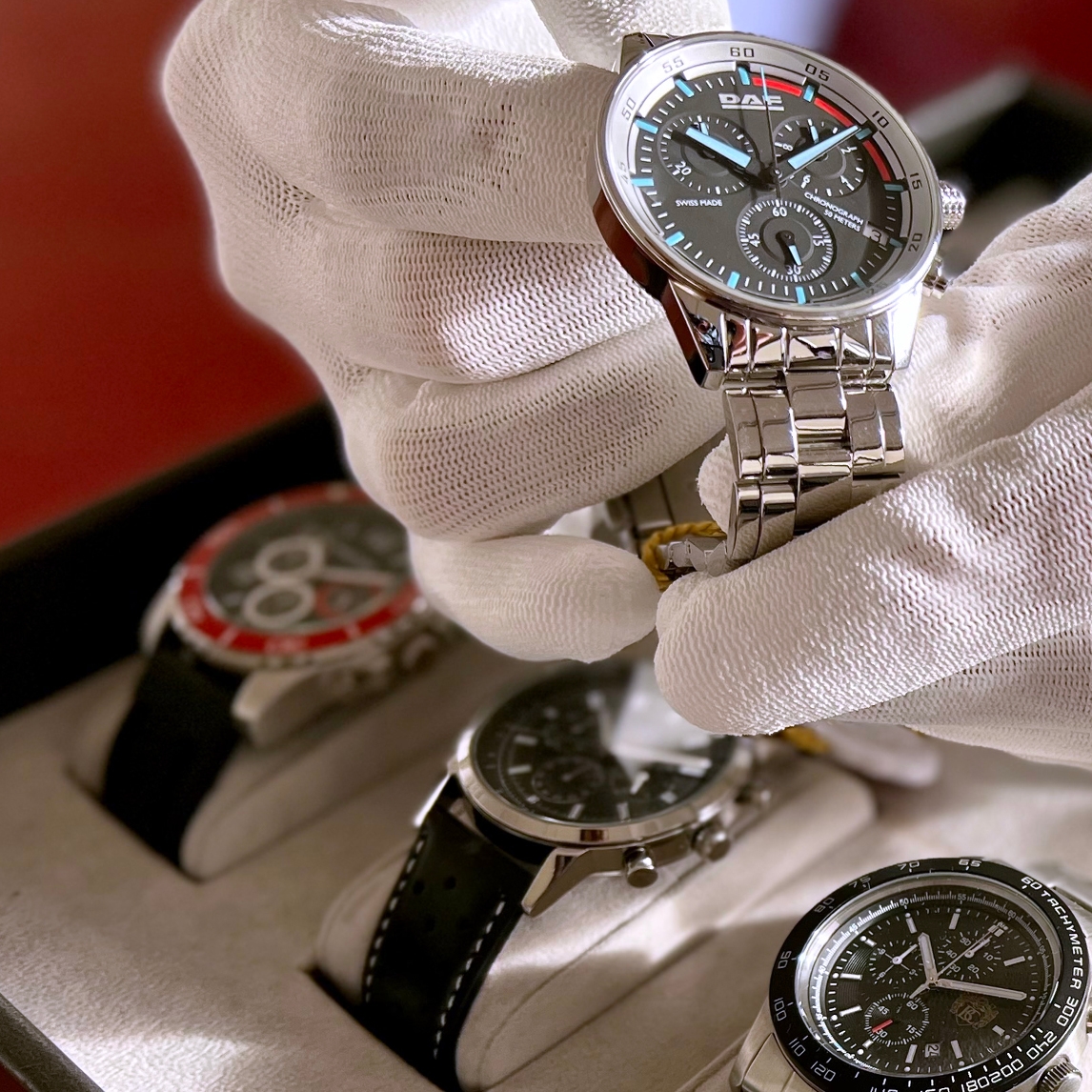 Présentation pratique de différents modèles de montres personnalisées avec logo lors d'une consultation sur l'image de marque des montres.